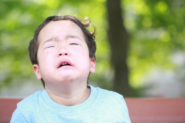 子ども　外　泣く