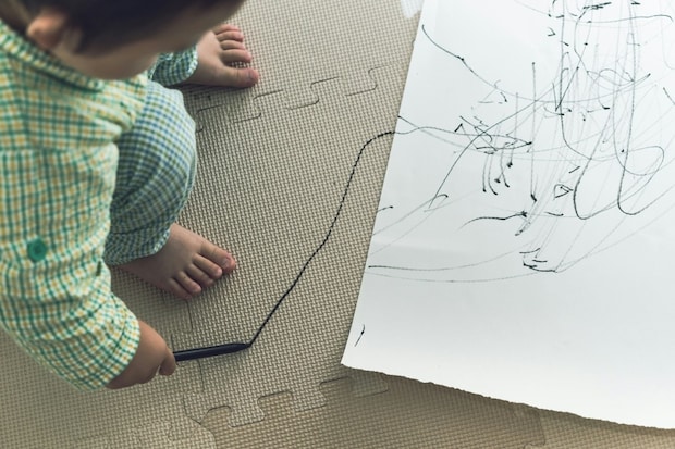 手にマジック跡つけた3歳「かいてないの」→白状までの全記録に4万いいね「子育ては忍耐」「笑った」