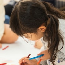 手にマジック跡つけた3歳「かいてないの」→白状までの全記録に4万いいね「子育ては忍耐」「笑った」