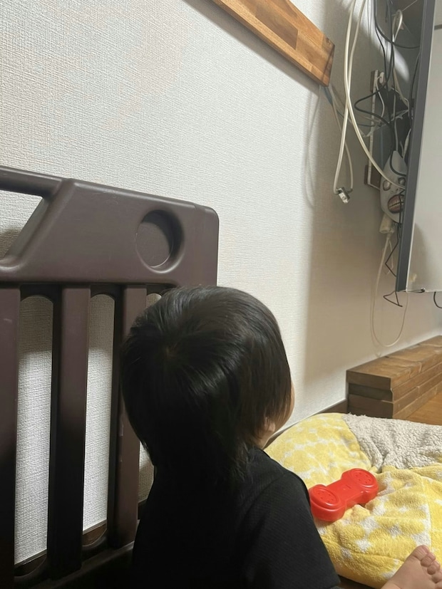 「行かなくなったw」テレビ裏に“子ども除け”→20万いいねの大反響「忘れたころ見て発狂しそう」