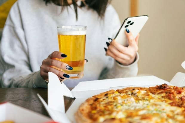 ノーブラ飲酒の【ズボラ休日】に彼がアポなし訪問→まさかの反応に10万いいね「優勝」「愛されてる」