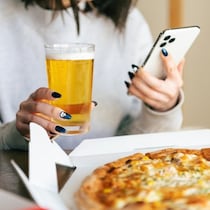 ノーブラ飲酒の【ズボラ休日】に彼がアポなし訪問→まさかの反応に10万いいね「優勝」「愛されてる」