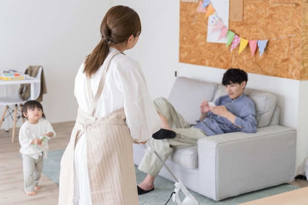 夫　妻　イライラ　リビング　子ども