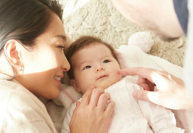 1歳息子に寝たふりをしたら→頬に“もちっ♡”幸せタイムに1万いいね「かわいすぎ」「ご褒美…ご褒美…」