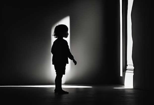 ネグレクト　暗い　子ども　部屋