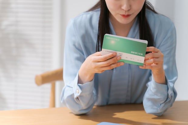 女性　通帳