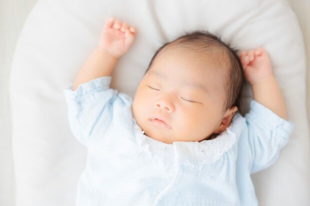 産後のヘルプに来た実母→赤ちゃんを寝かしつける姿見て【感動した】理由に3千いいね「素敵」
