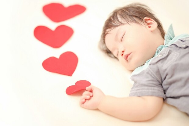 育児ハック？目を覚ました1歳→もう1回寝かせる【まさかのテク】に2万いいね「愛おしい」「シュール」