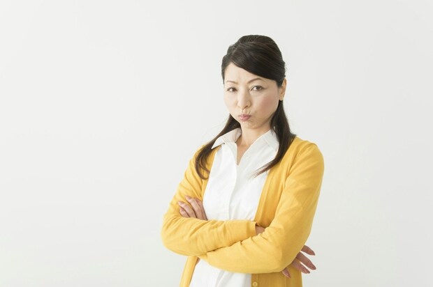 怒る