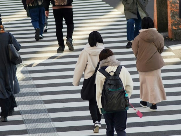 前を歩く人達が【ある地点で左を見る】→真相にほっこりした話に4万いいね「映画みたい」「余裕が素敵」