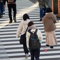 前を歩く人達が【ある地点で左を見る】→真相にほっこりした話に4万いいね「映画みたい」「余裕が素敵」