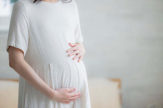 妊婦　笑う　女性　　窓