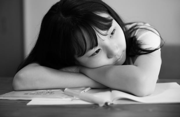 学校　女子　落ち込む　小学生