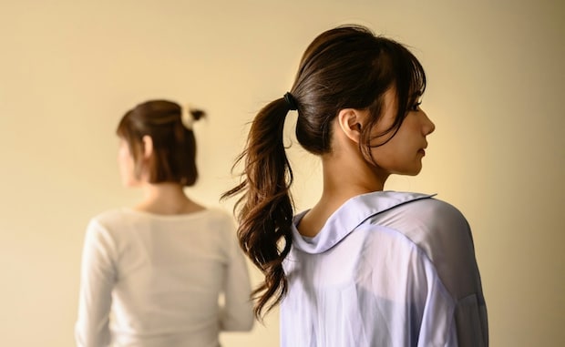 女性　対立