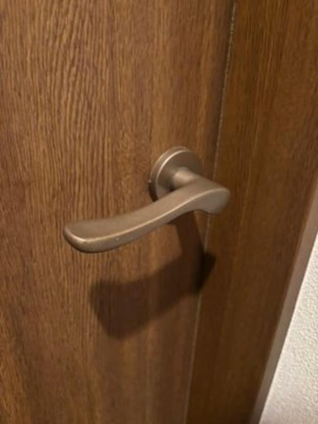 【天才ハック】子どものドア開けイタズラ“3分で解決”→対策済み写真に「天才……？」