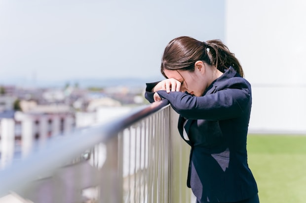 仕事　落ち込む　女性　妊娠