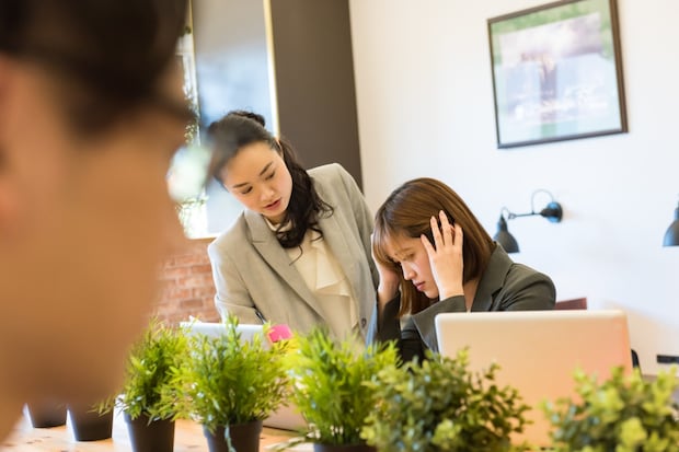 同僚　女性　パソコン　怒られる