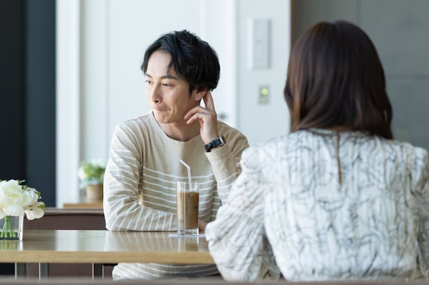 男女　背中　悩む