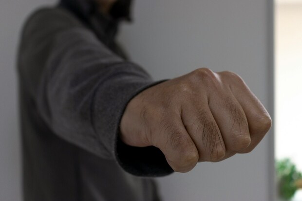 元妻の異性関係に激高する元夫→ストーカー行為をついに【弁護士に相談】へ｜友人の元夫はストーカー