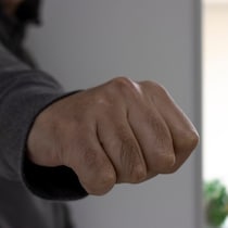 元妻の異性関係に激高する元夫→ストーカー行為をついに【弁護士に相談】へ｜友人の元夫はストーカー