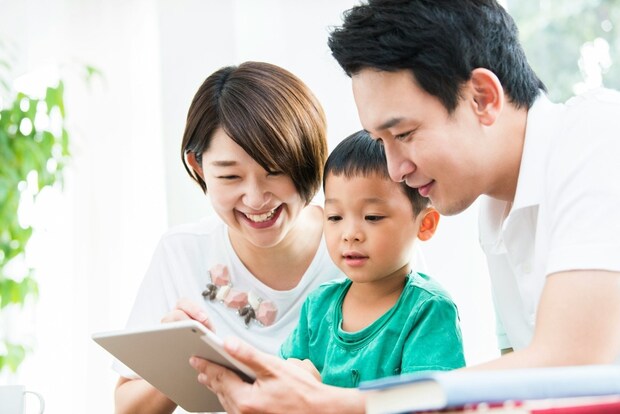 タブレットのロック解除で【盛り上がる】→父子の遊びに4万いいね「いいかも」「微笑ましい」
