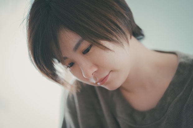 女性　部屋　俯く　ショート
