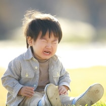 公園で子どもの目に砂が…「絶対にやってはいけない対処法」に2千いいね「親がブロック大事」