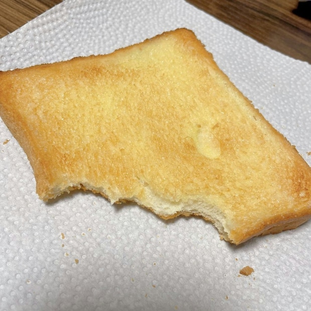 アンチ洗い物ママが投稿【トーストの食べ方】に共感6千いいね「アルミホイルごと」「私はシンクで…」