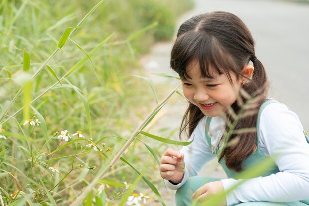 小学生　草むしり