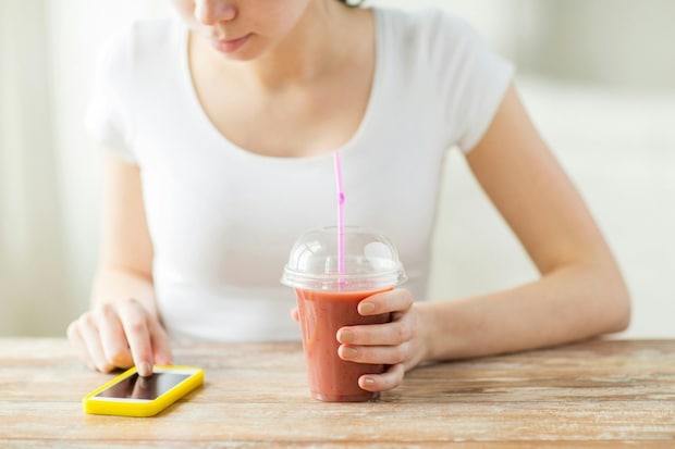 女性　スマホ