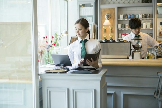 カフェ　店員