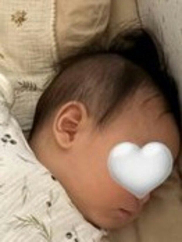 朝からほっこり【ママと赤ちゃんの寝相写真】に4千いいね「全部可愛い」「しっかり手を握って」