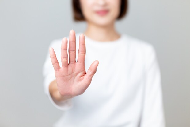 断る　手元