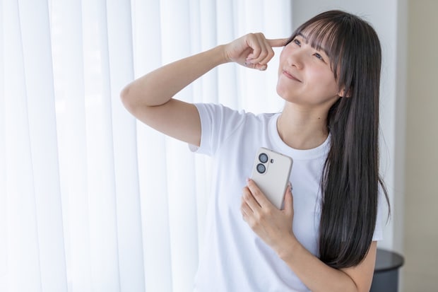 スマホ　頭　女性