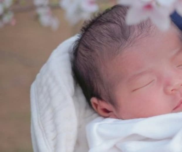 【思わず二度見】新生児の仕草があまりに大人すぎて7,478いいね「めちゃカワイイ」「美しい」