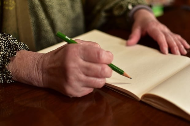 「もう生きてたくはないけど…」103歳祖母から手紙→“続きの一文”にほっこり24万いいね「凄すぎる」