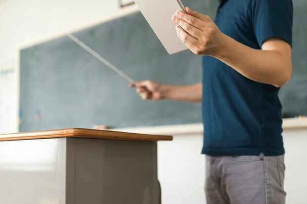 中学校教諭が「祖母の葬儀で遅刻」→自習で作られた“暗号”に1万いいね「素敵な話」「やさしい」