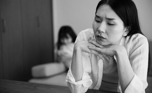 悩む　母　娘　小学生　悲しい
