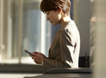 「先生失格って思われる」届いた悲痛なLINE。尊敬の言葉さえ届かない心の壁|職業を隠す友人