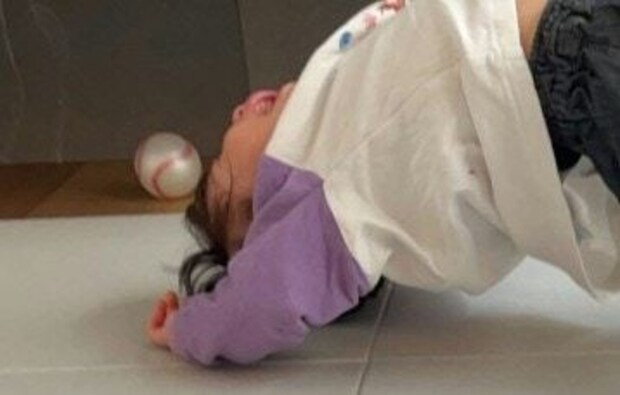 イヤイヤ期の【アクロバティックなポーズ】2歳児に1万いいね「ナイス背筋」「エネルギーすごい」