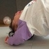 イヤイヤ期の【アクロバティックなポーズ】2歳児に1万いいね「ナイス背筋」「エネルギーすごい」