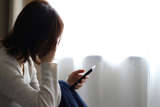 メッセージ　落ち込む　スマホ　女性