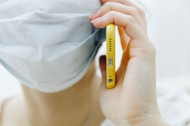 電話　スマホ　女性　風邪