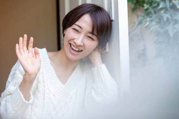 玄関　女性　見送る　