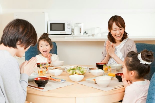 「失礼じゃない？」家族で食事中に義母と長電話→夫にイライラする私はおかしいですか？