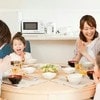 「失礼じゃない？」家族で食事中に義母と長電話→夫にイライラする私はおかしいですか？