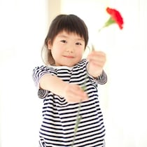 お小遣いで1本のカーネーションを。娘からのサプライズに3.4万いいね「素敵な幸せのお裾分け」