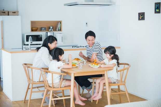 姉の話が終わるのをじっと待った4歳妹。その後の「平和すぎる報告」と12歳姉の言葉に1.8万いいね