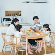 姉の話が終わるのをじっと待った4歳妹。その後の「平和すぎる報告」と12歳姉の言葉に1.8万いいね