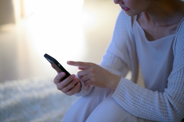 女性　電話　ショック